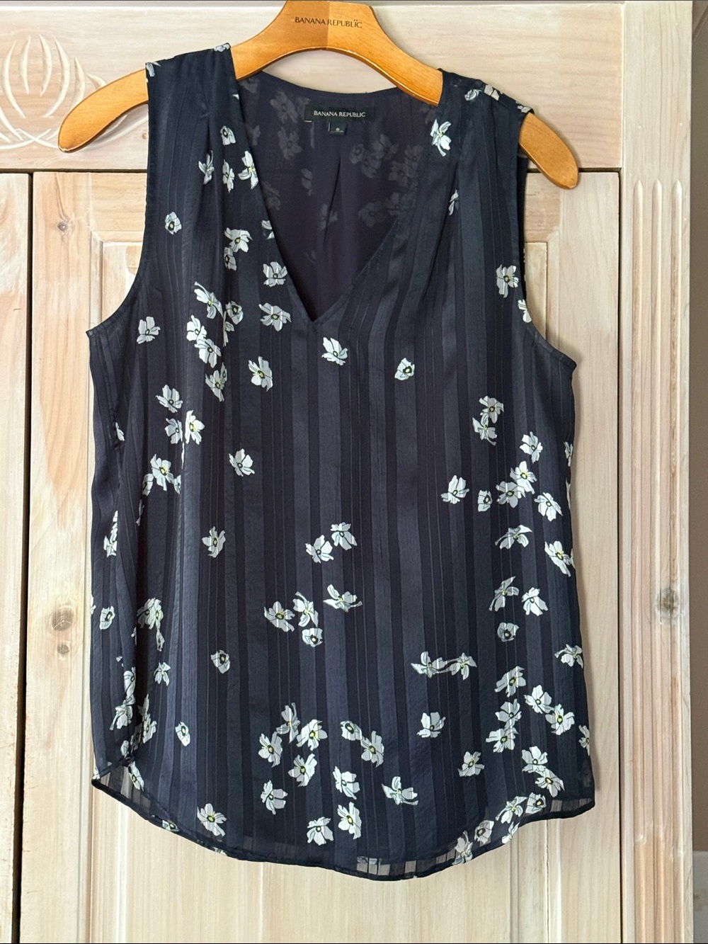 Banana Republic Navy Floral Sleeveless V-Neck Camisole